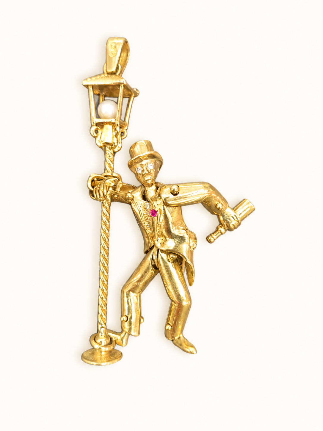 9ct gold pendant on ivory background