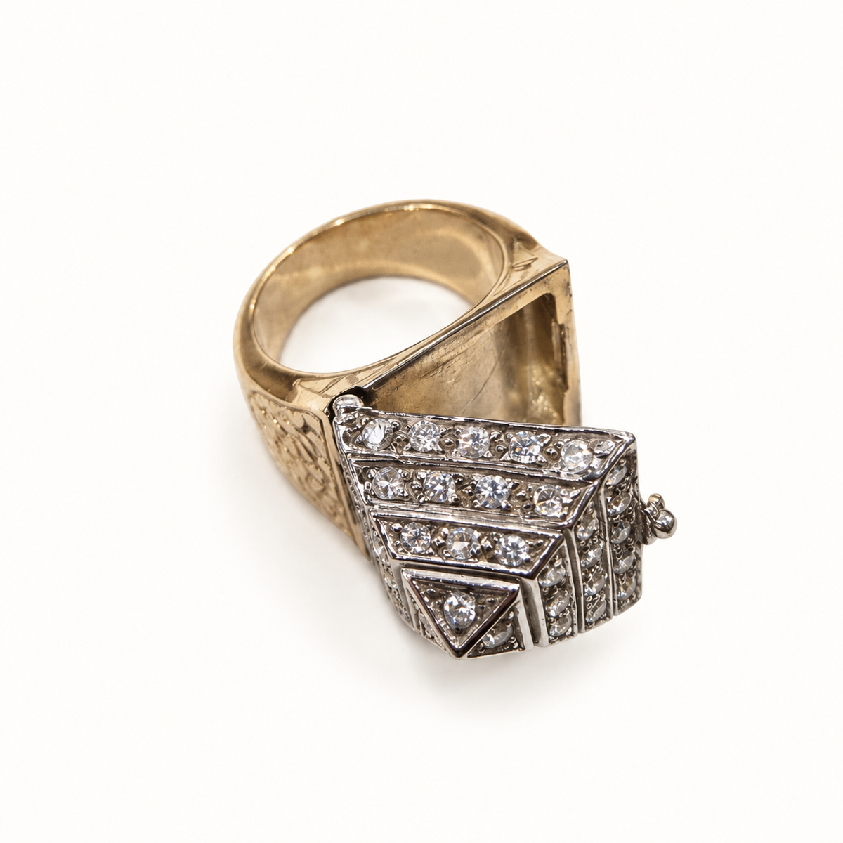 Men's 9ct gold ring, open view on ivory